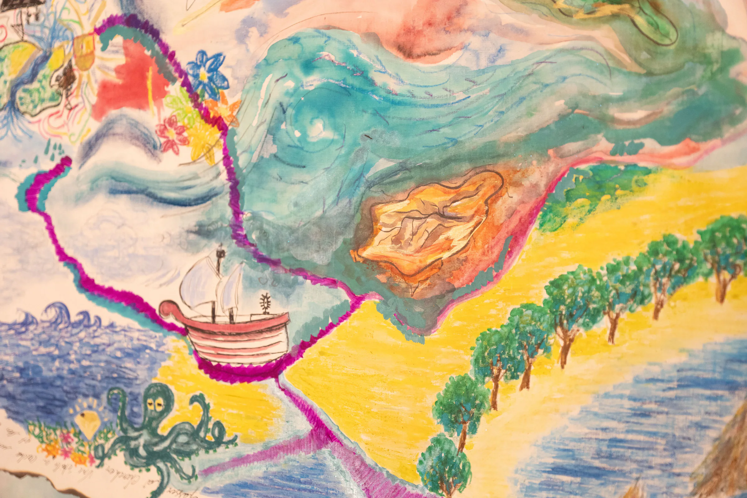 Grande fresque collective dessinée aux pastels, avec une sirène, un bateau et une pieuvre.