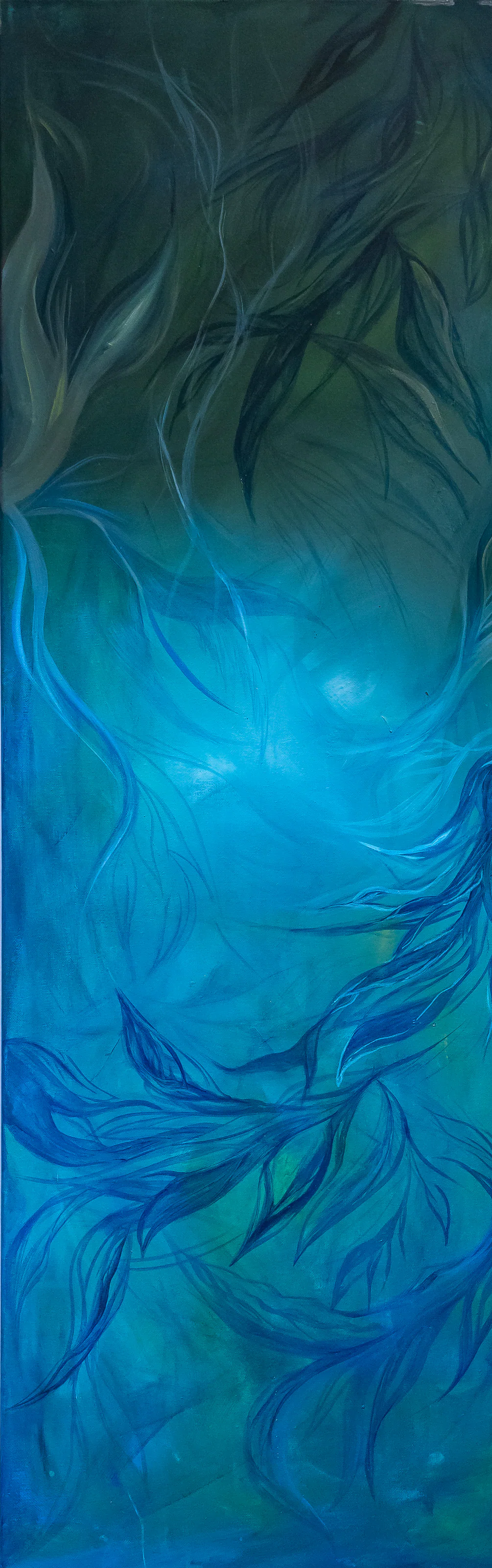 Toile verticale étroite aux tons turquoise et bleu nuit, traversée de longues algues ondulantes.