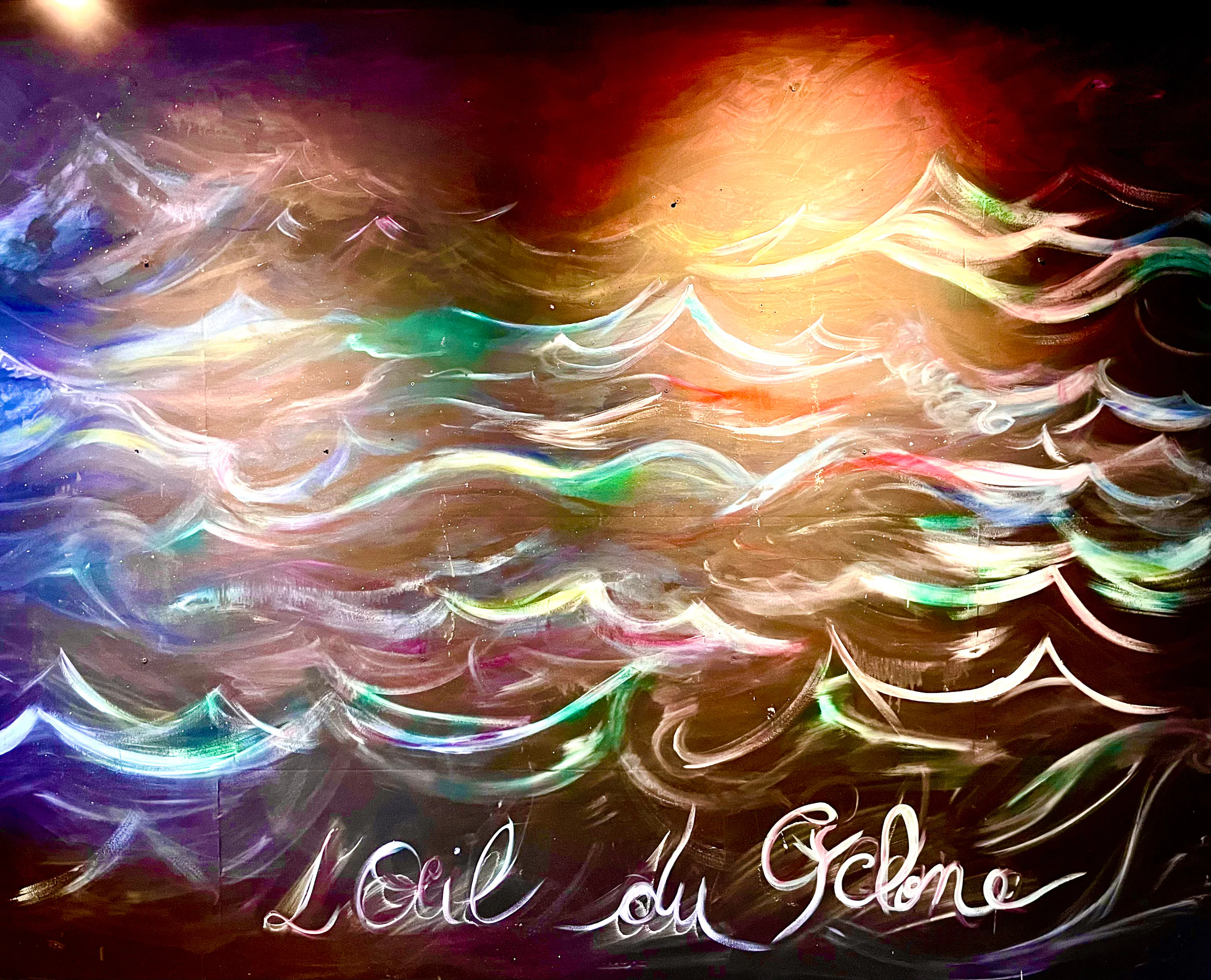 Fresque « L’Œil du cyclone » : des vagues lumineuses multicolores sur un mur sombre.