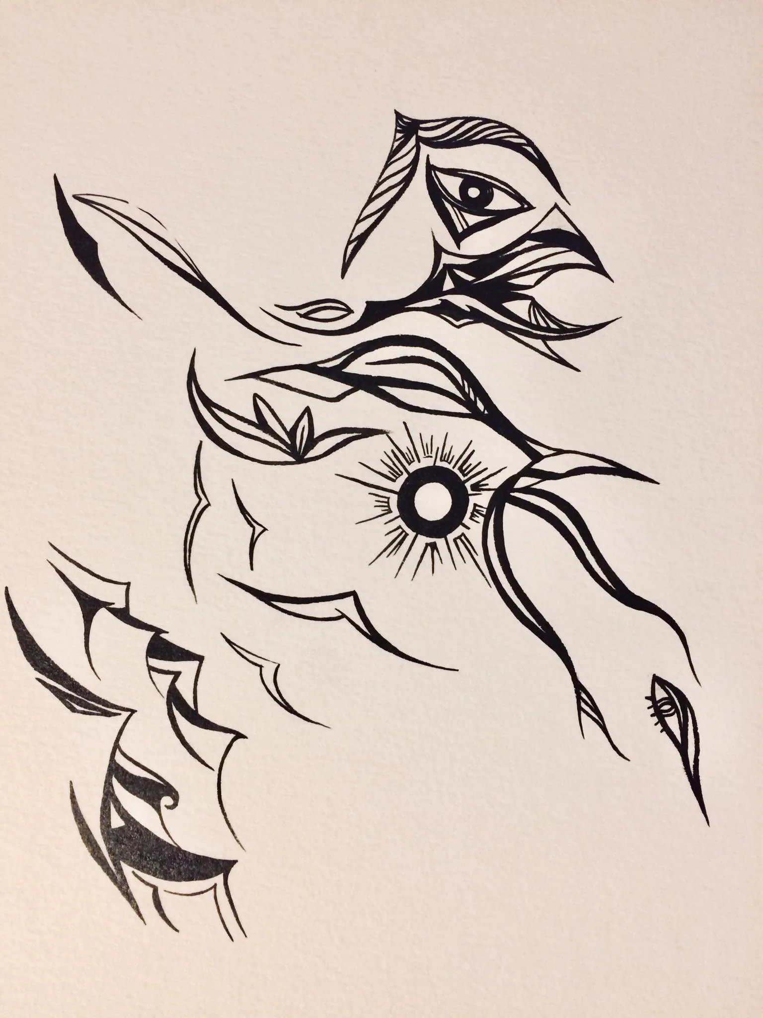 Dessin à l'encre noire mêlant un œil, des formes d'oiseaux et un petit soleil.