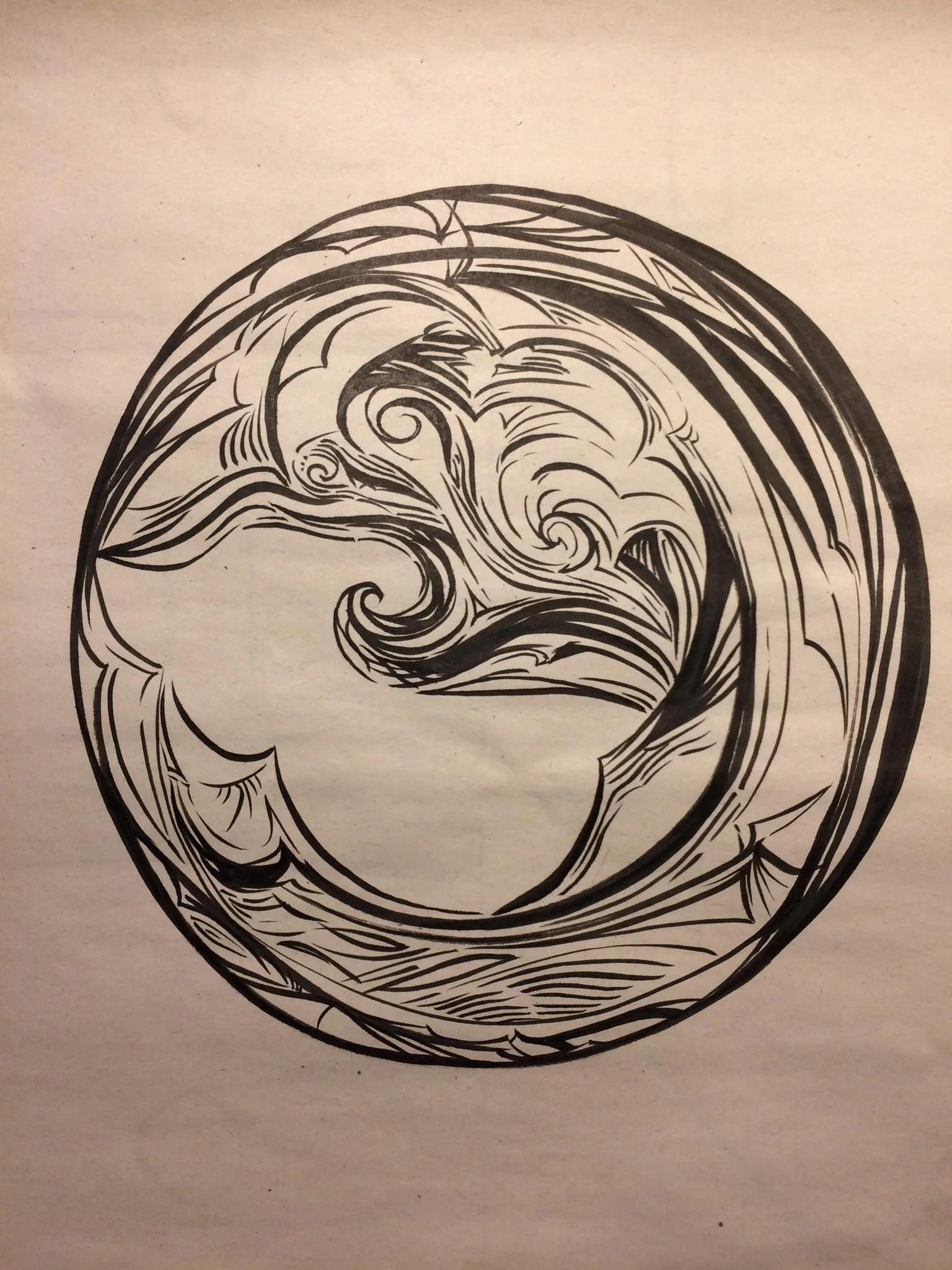 Dessin à l'encre noire d'une vague enroulée à l'intérieur d'un cercle, sur papier kraft.