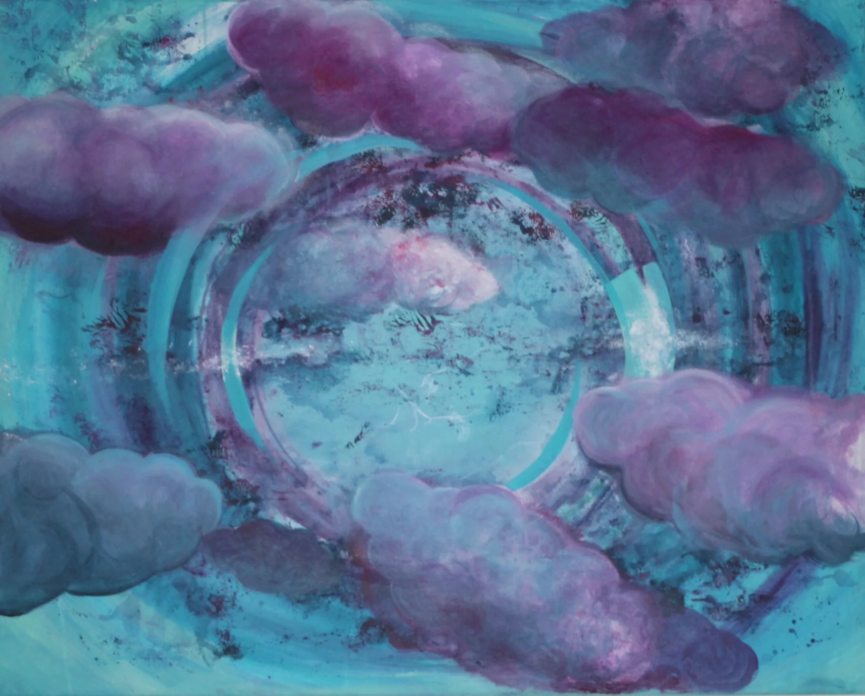 Toile turquoise où des nuages violets tournent autour d'un cercle de lumière pâle.