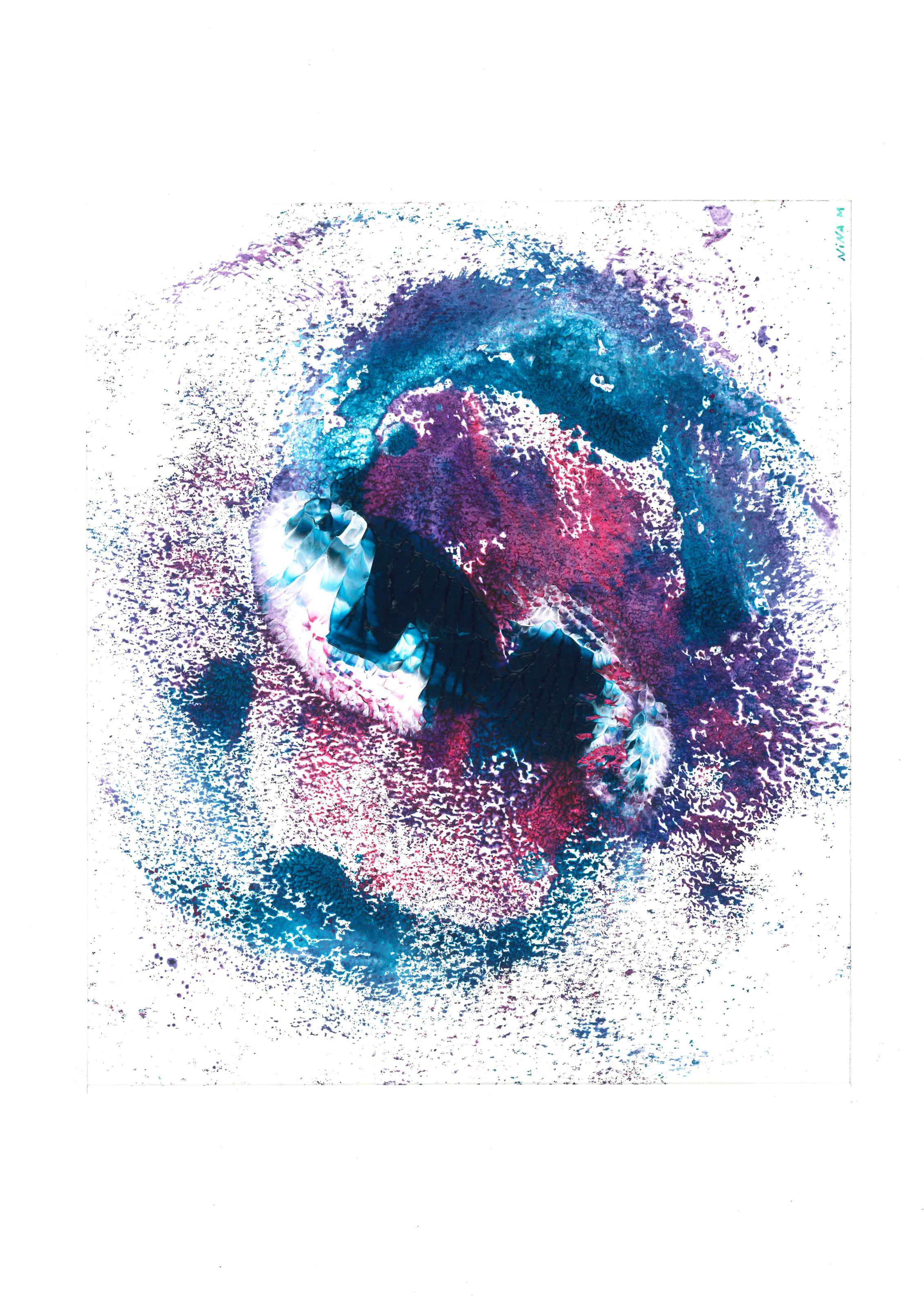 Monotype en forme de nébuleuse bleue et rose sur papier blanc.