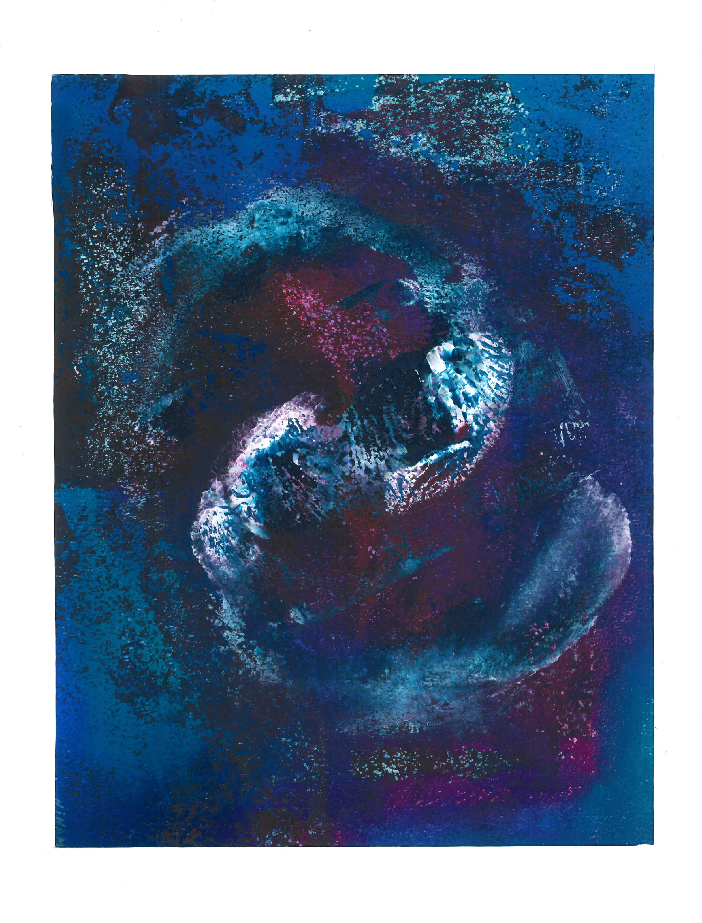Monotype rectangulaire bleu nuit traversé d'une spirale claire, sur papier blanc.
