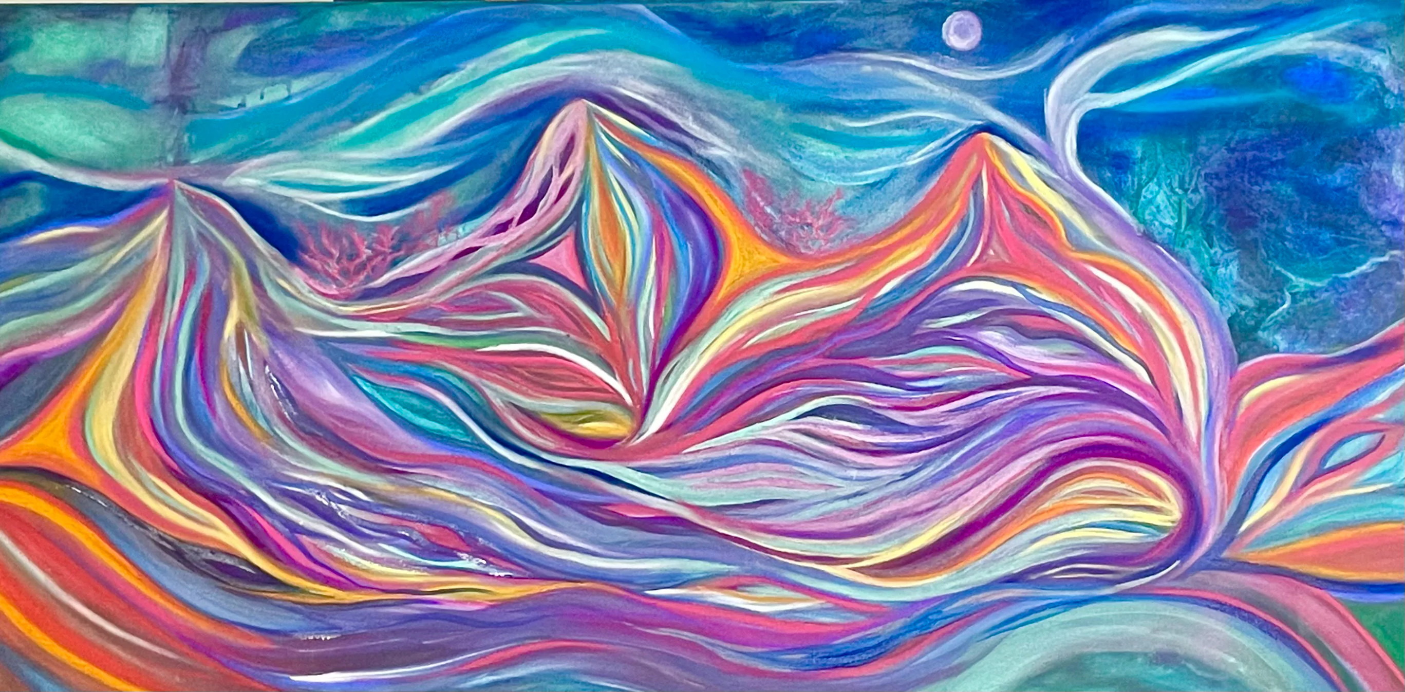 Toile panoramique de montagnes ondulantes en bandes de couleurs vives, sous un ciel bleu nuit.