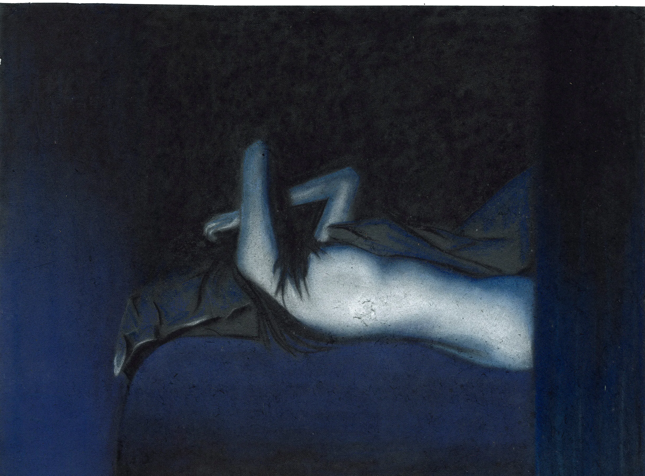 Pastel bleu et blanc sur papier noir, une femme allongée, le bras replié sur la tête.