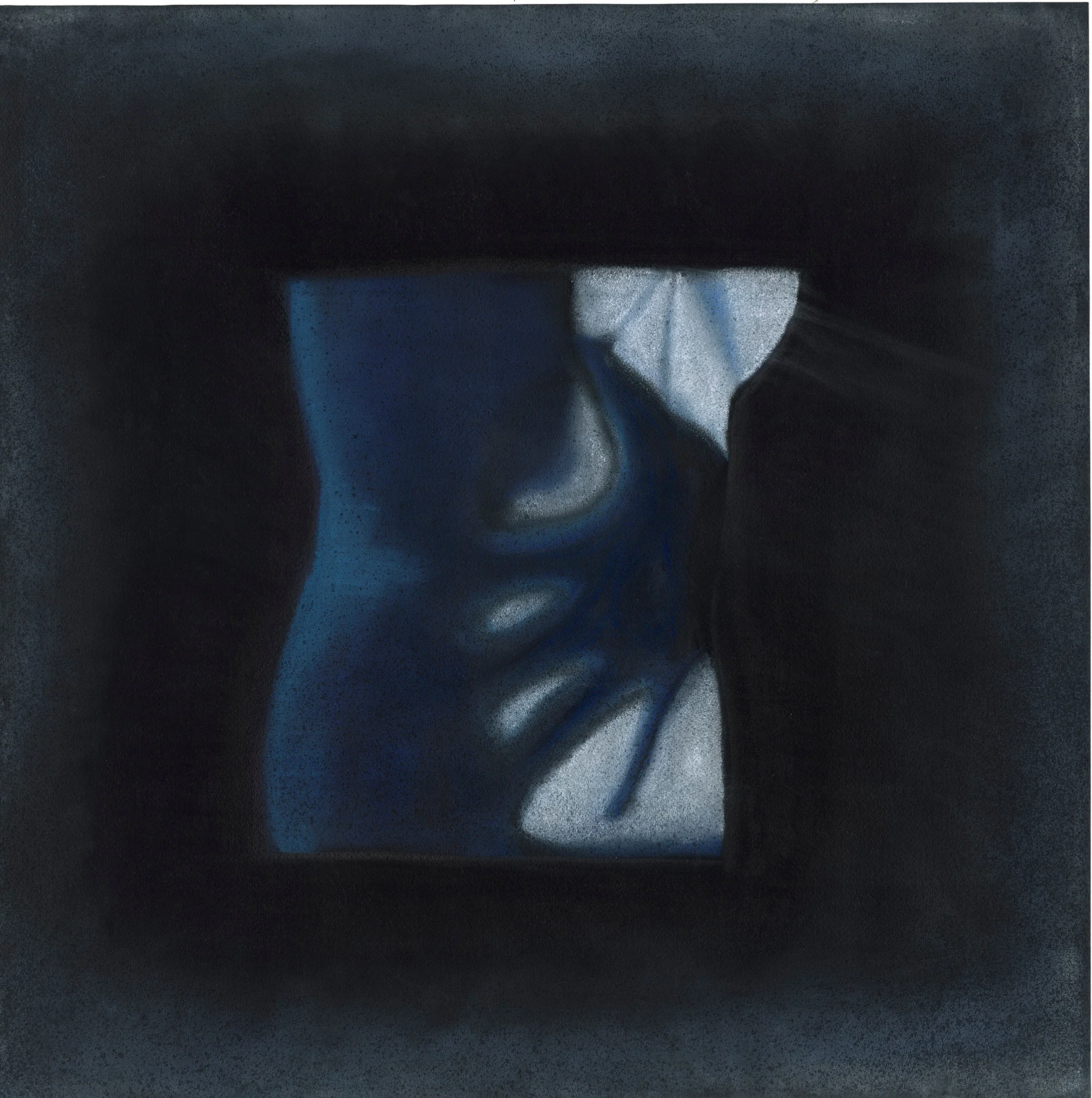 Pastel bleu sur papier noir, un torse féminin cadré serré, entre ombre et lumière.