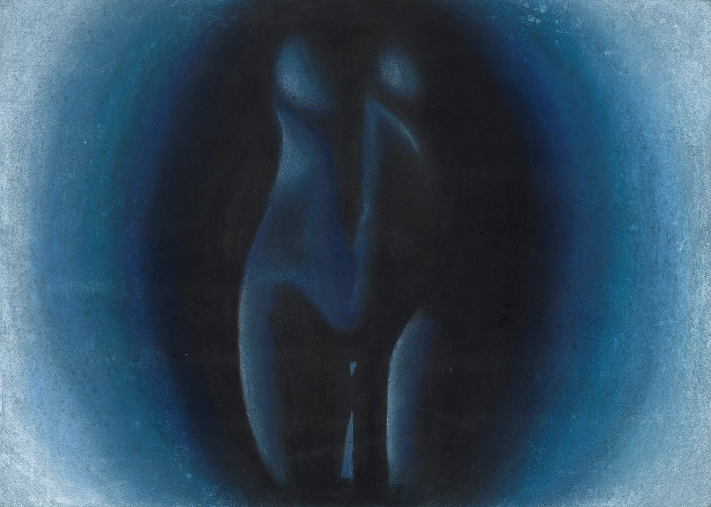 Pastel bleu, un buste féminin debout au centre d'un halo lumineux.