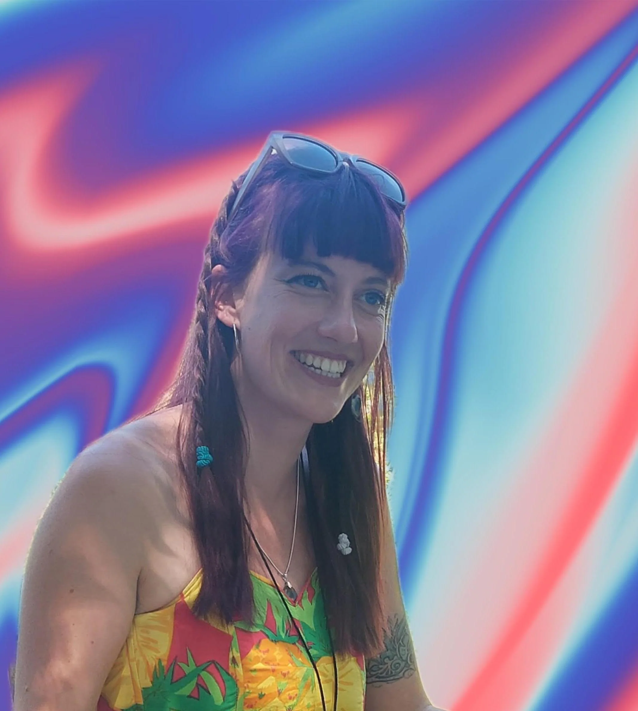Nina Manon devant un fond de couleurs ondulantes.
