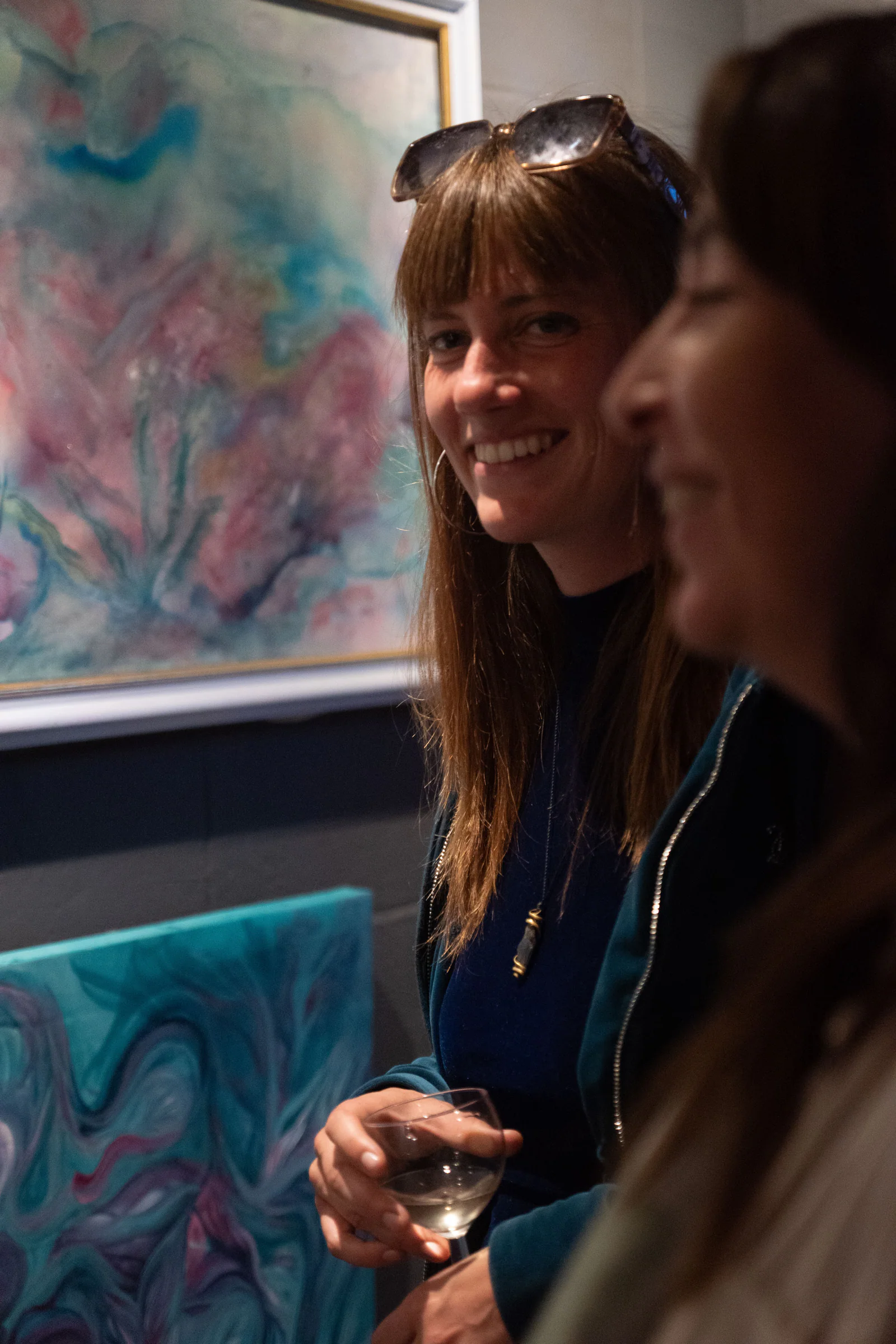 Nina Manon, souriante, lors d'une exposition de ses toiles.